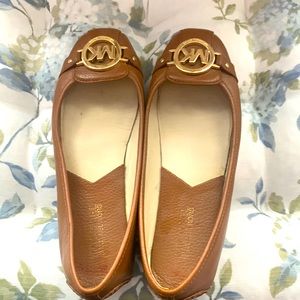 lightly Worn Michael Kors tan flatts. Size 7
